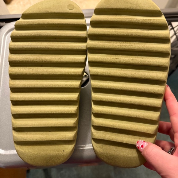 Size 8 Yeezy Slides in Resin